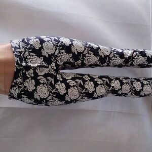 GAP navy ,white flowers signature skinny ankle Capri 4